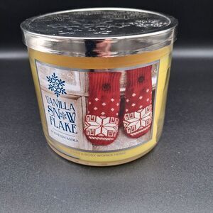 Bath & Body Works Vanilla Snowflake 3 Wick Scented Candle 14.5 oz Winter NEW